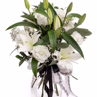Buchet funerar cu trandafiri, crini și gypsophila