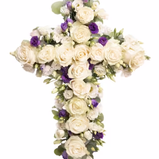 Aranjament funerar în formă de cruce cu trandafiri și eustoma